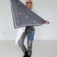 Dreieckstuch mit All Over Herz-Print und Charms - anthrazit-beige