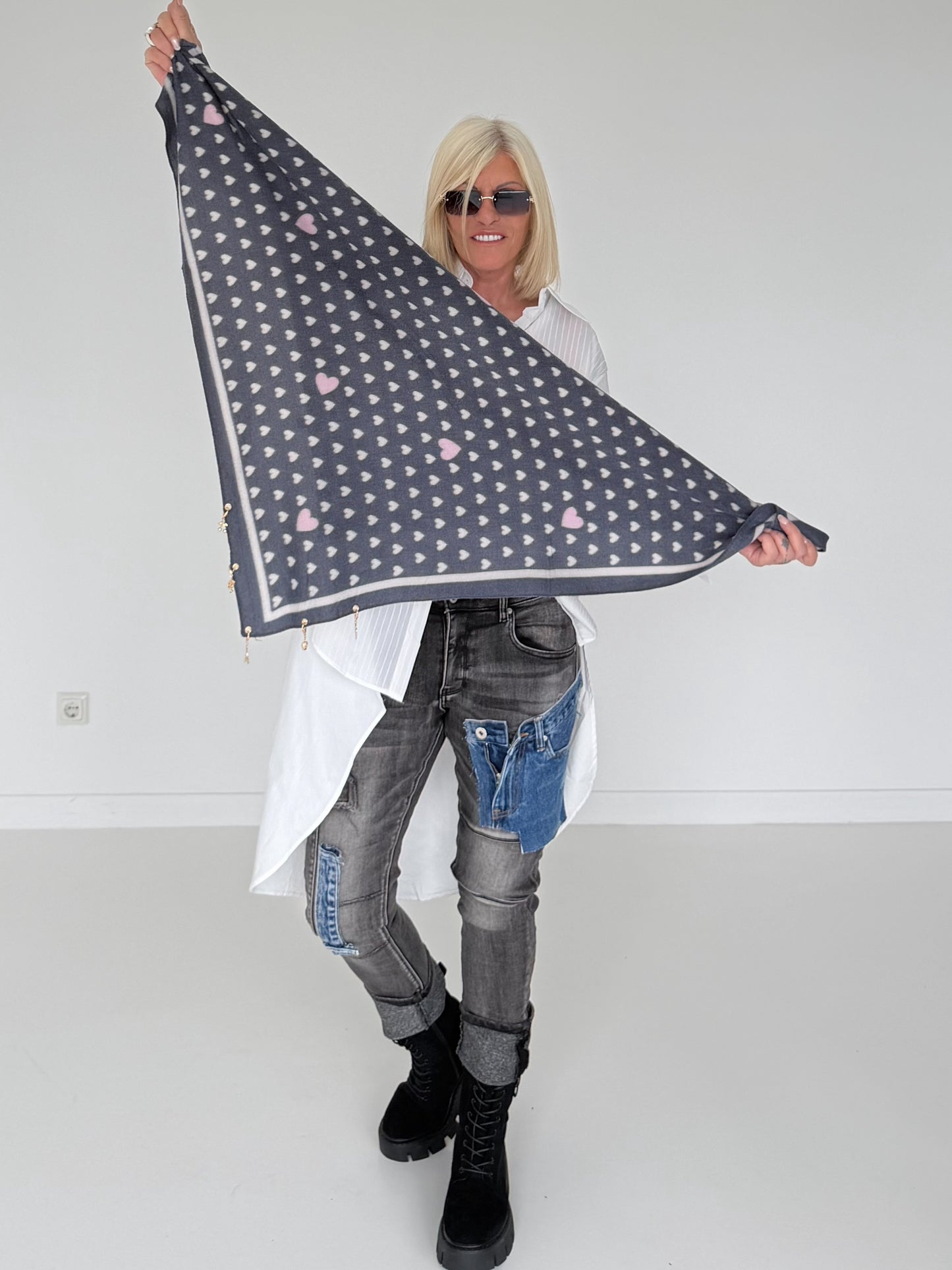Dreieckstuch mit All Over Herz-Print und Charms - anthrazit-beige