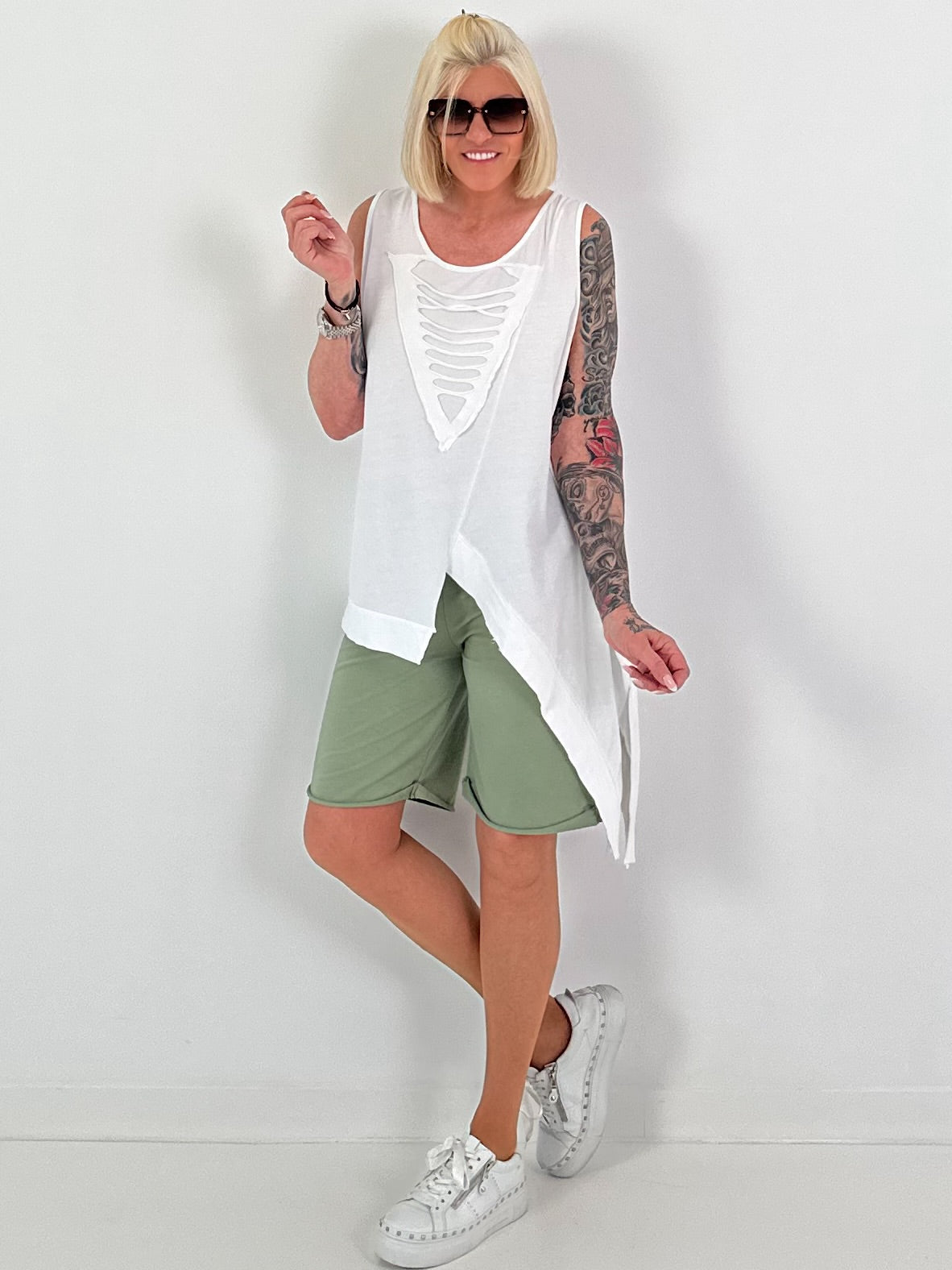 Top with cut-out and asymmetrical hem - white