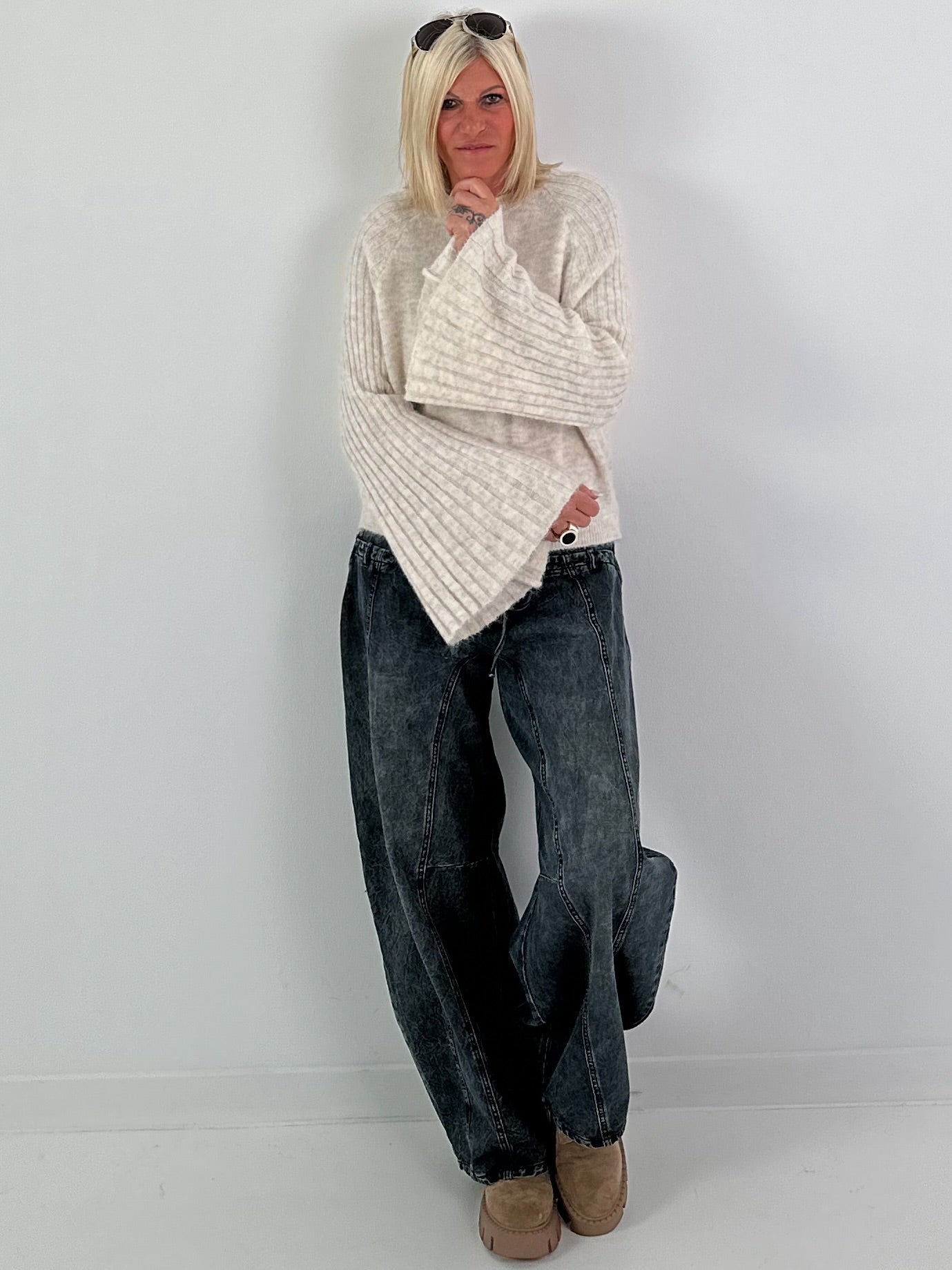 Weicher Pullover mit stylischen Trompetenärmeln - beige