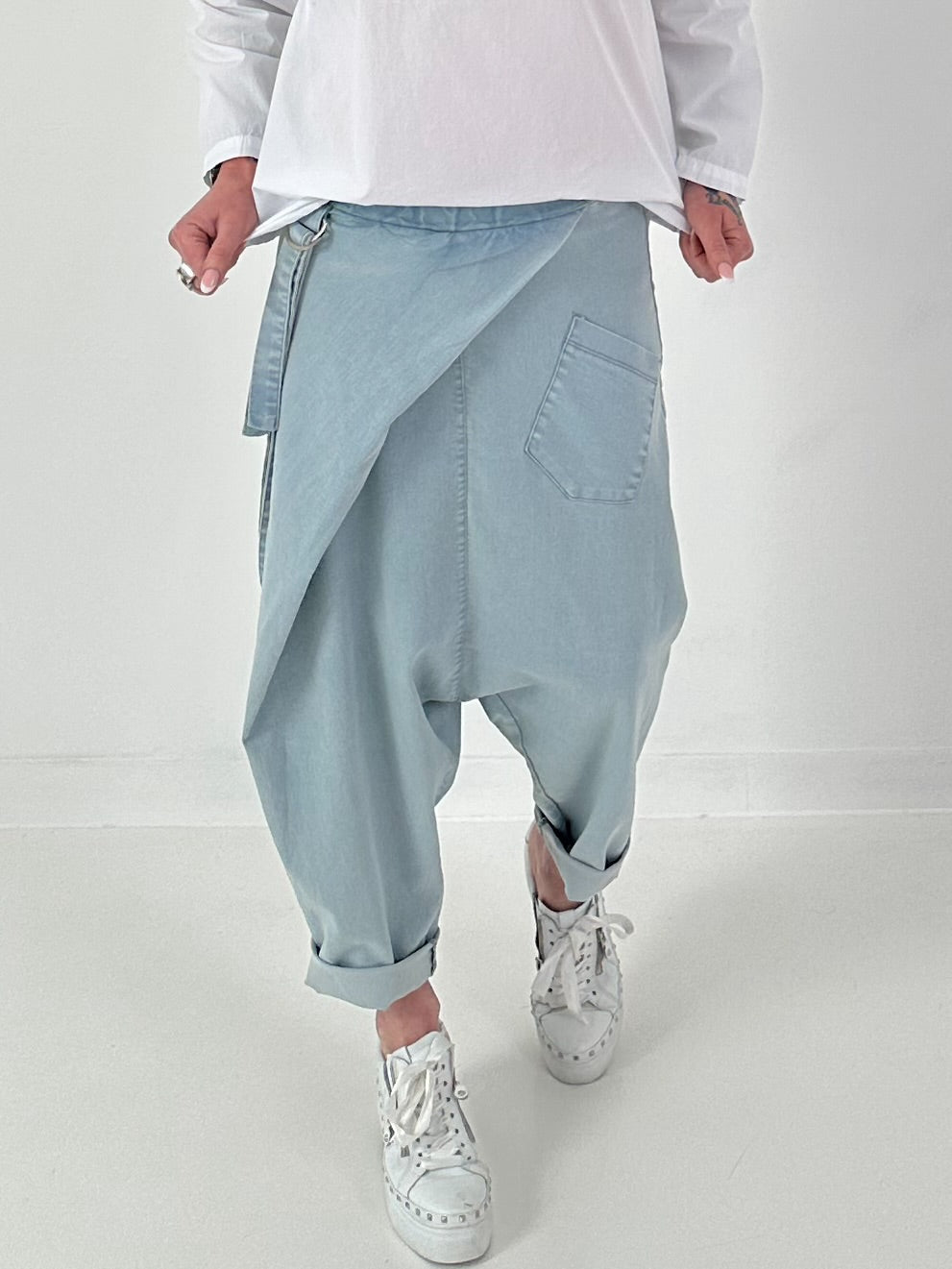 Baggy Jeans mit Überwurf - hellblau