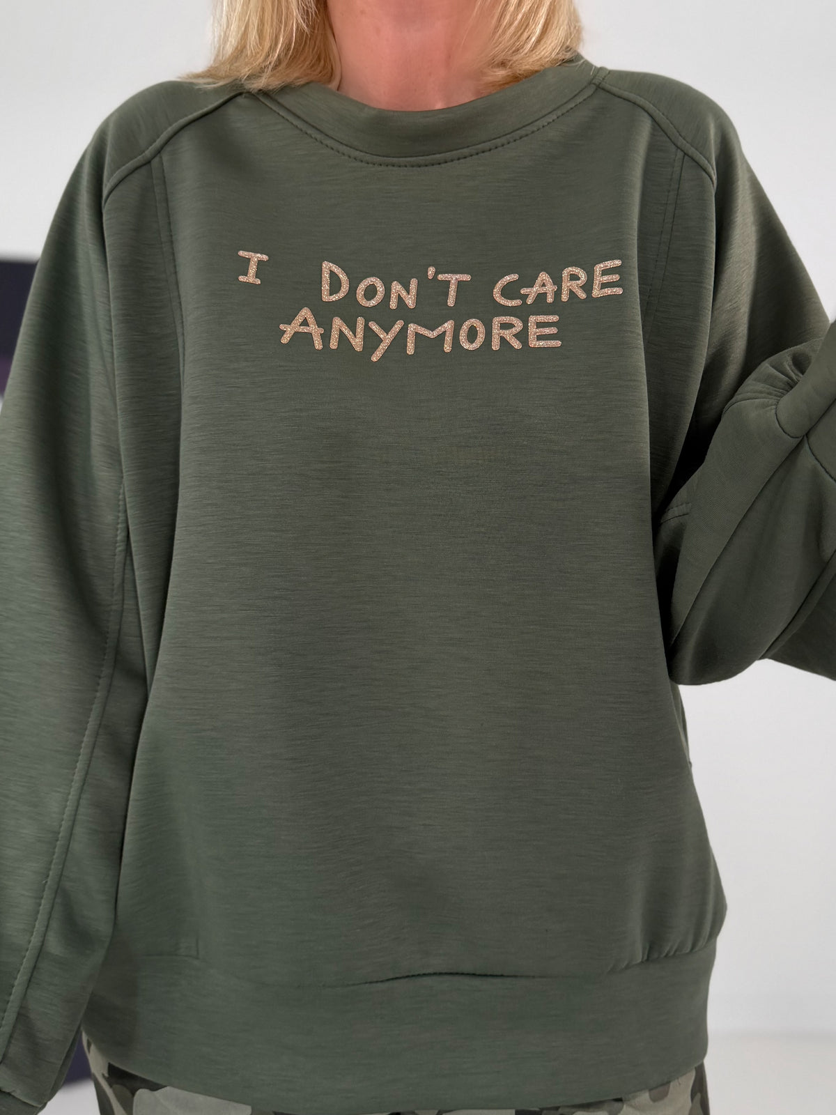 Sweater I Don´t Care Anymore - oliv
