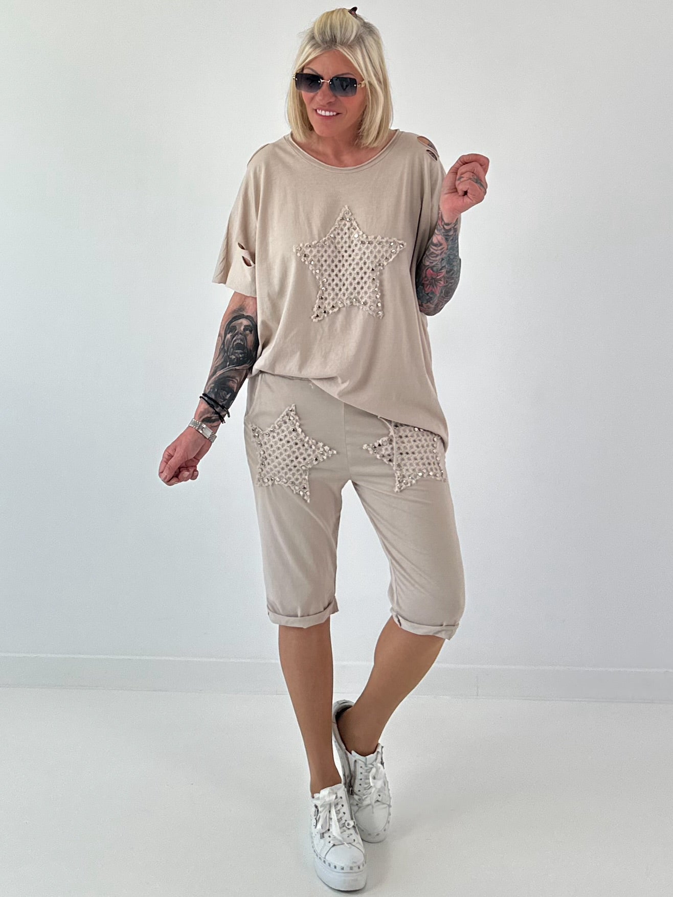 T-Shirt mit Häkelstern-Nieten-Cut-Outs - beige