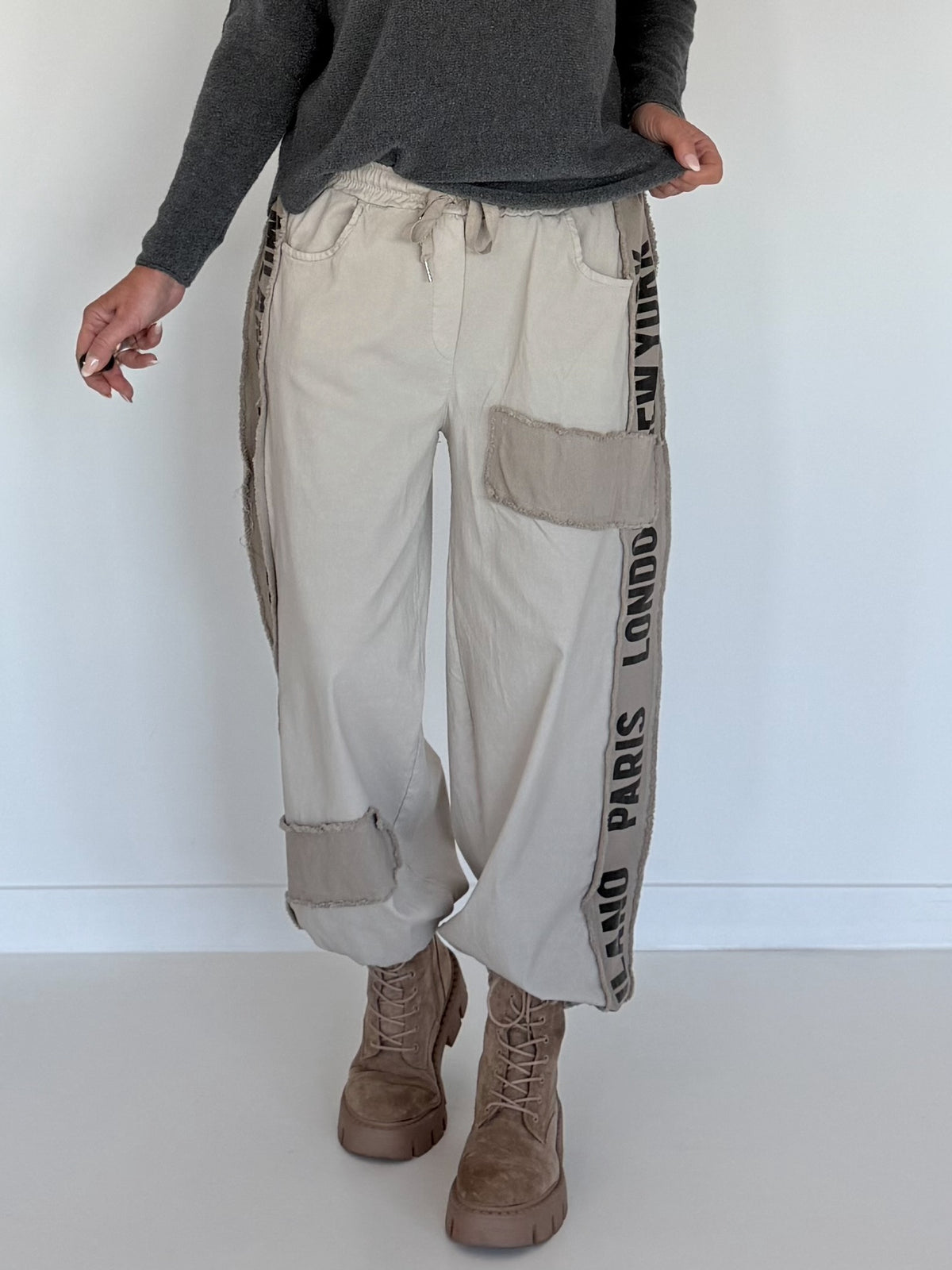 Hose mit City-Statement-Print - beige