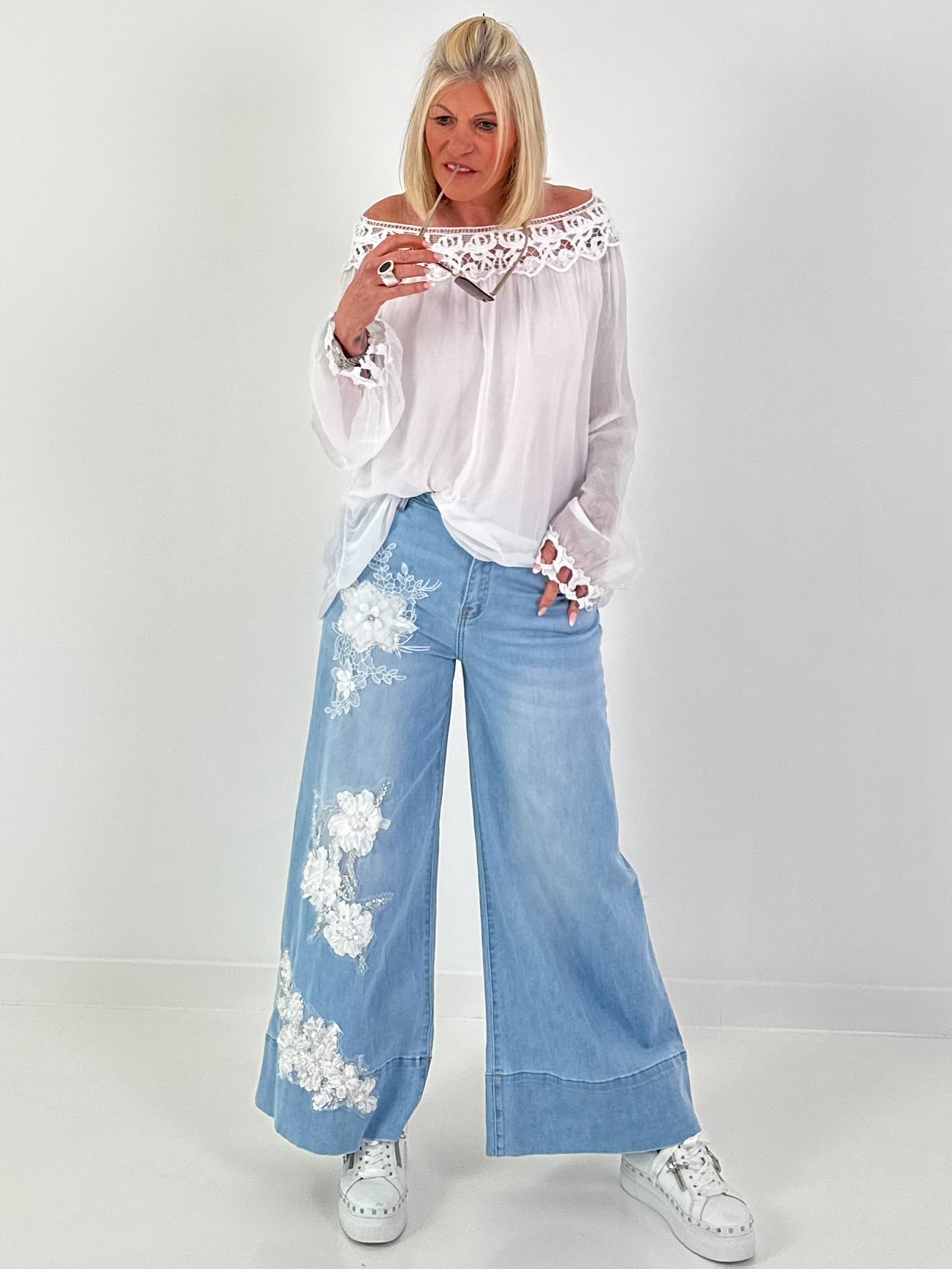 Wide-Leg Jeans mit floralen Applikation - denim