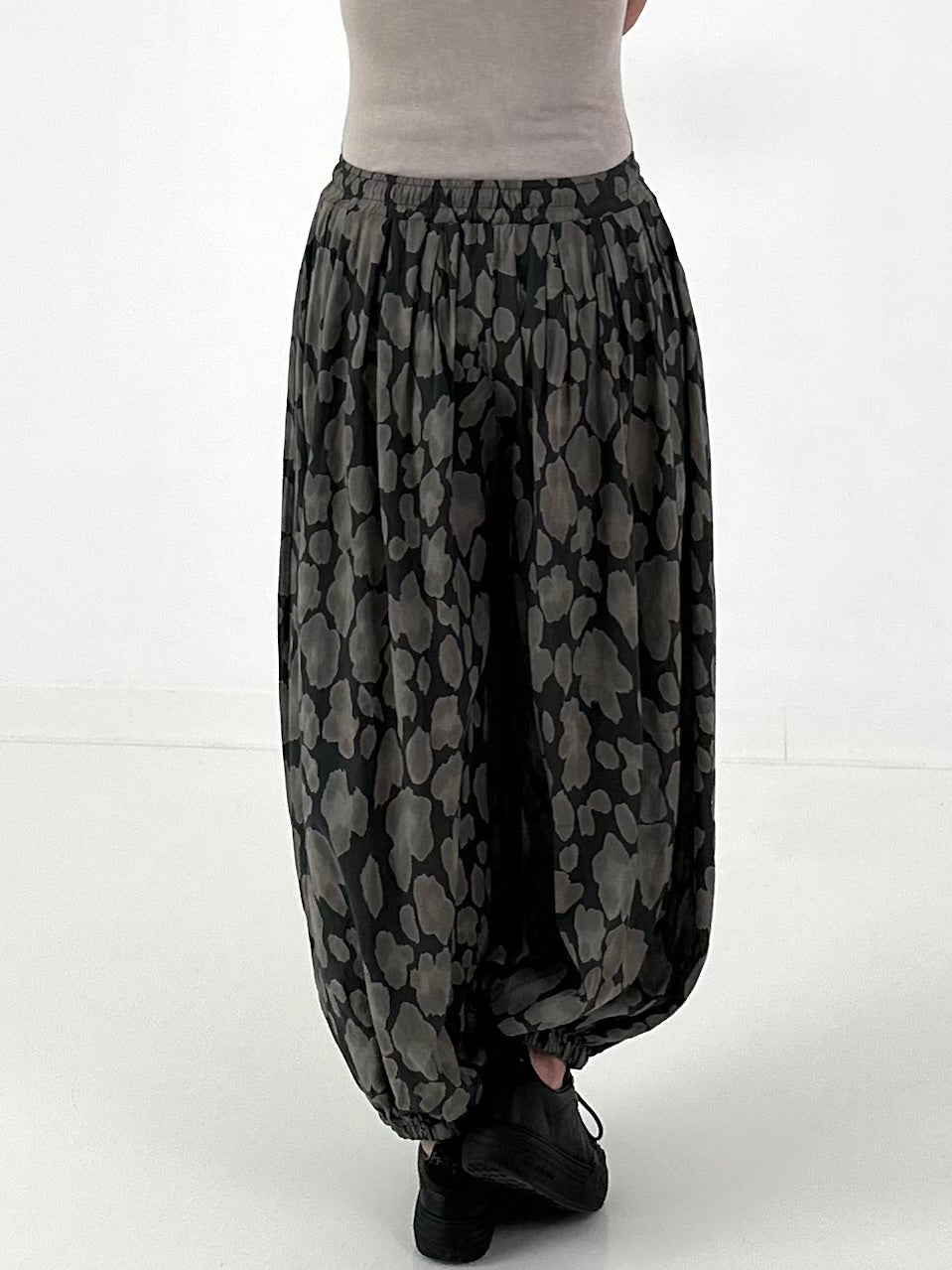 Leichte Pumphose mit stylischem Print  - anthrazit - mehrfarbig