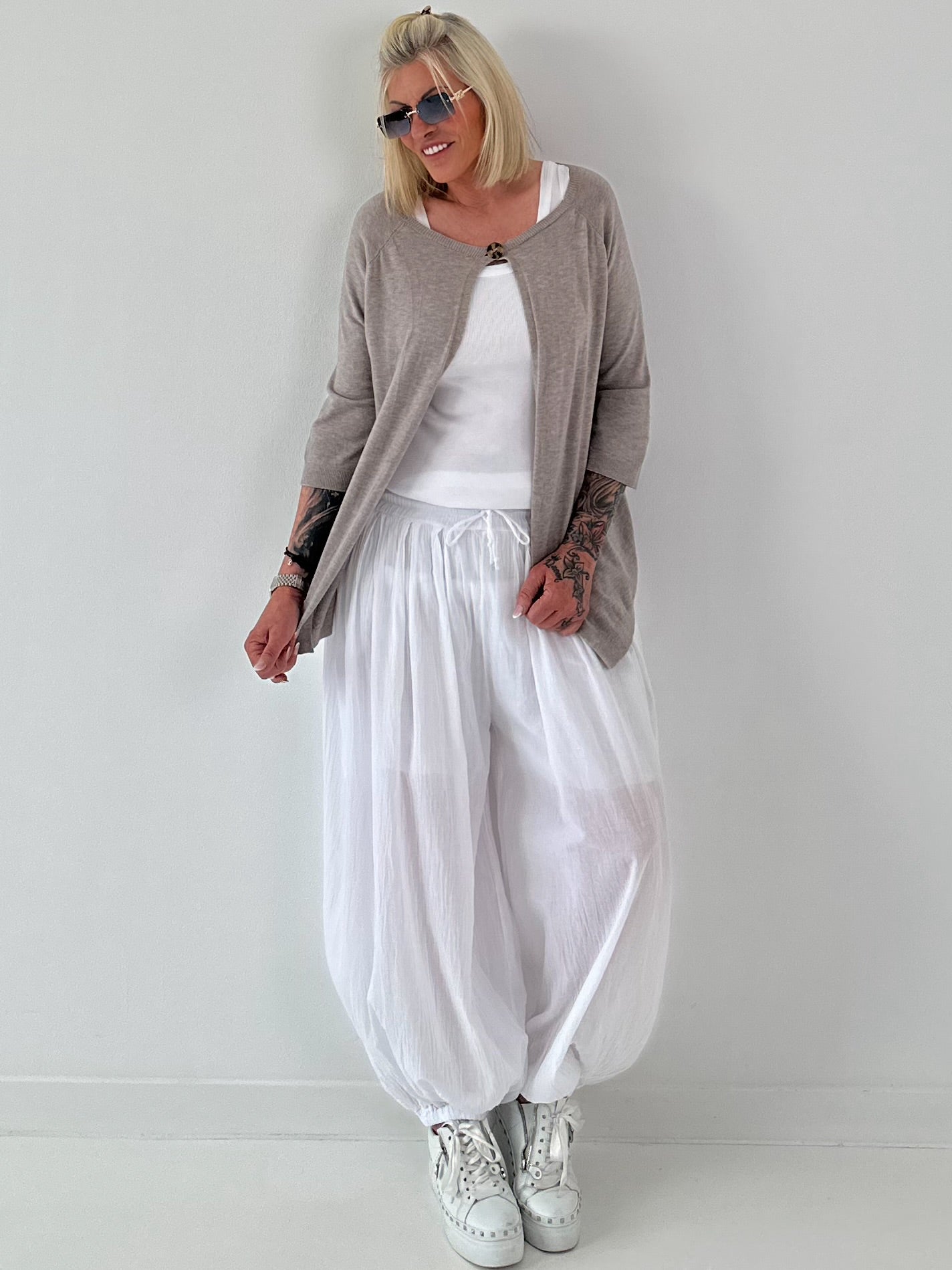 Leichte Feinstrickjacke mit Knopf- taupe