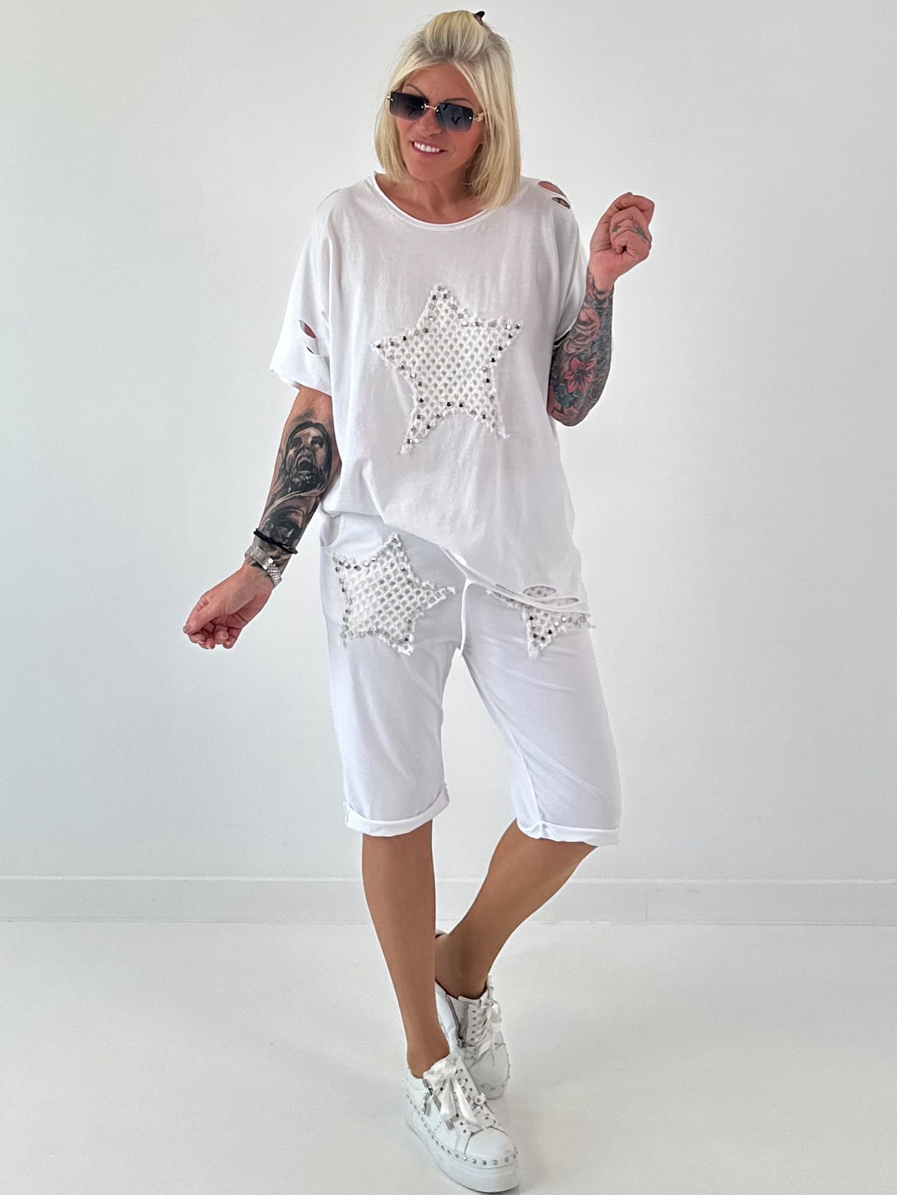 T-Shirt mit Häkelstern-Nieten-Cut-Outs - weiss