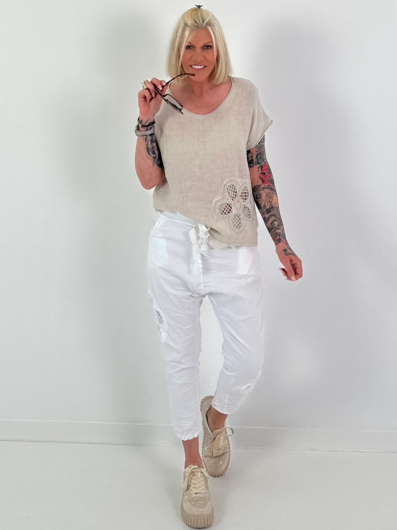 Leinen Shirt mit floralem Häkeleinsatz - beige