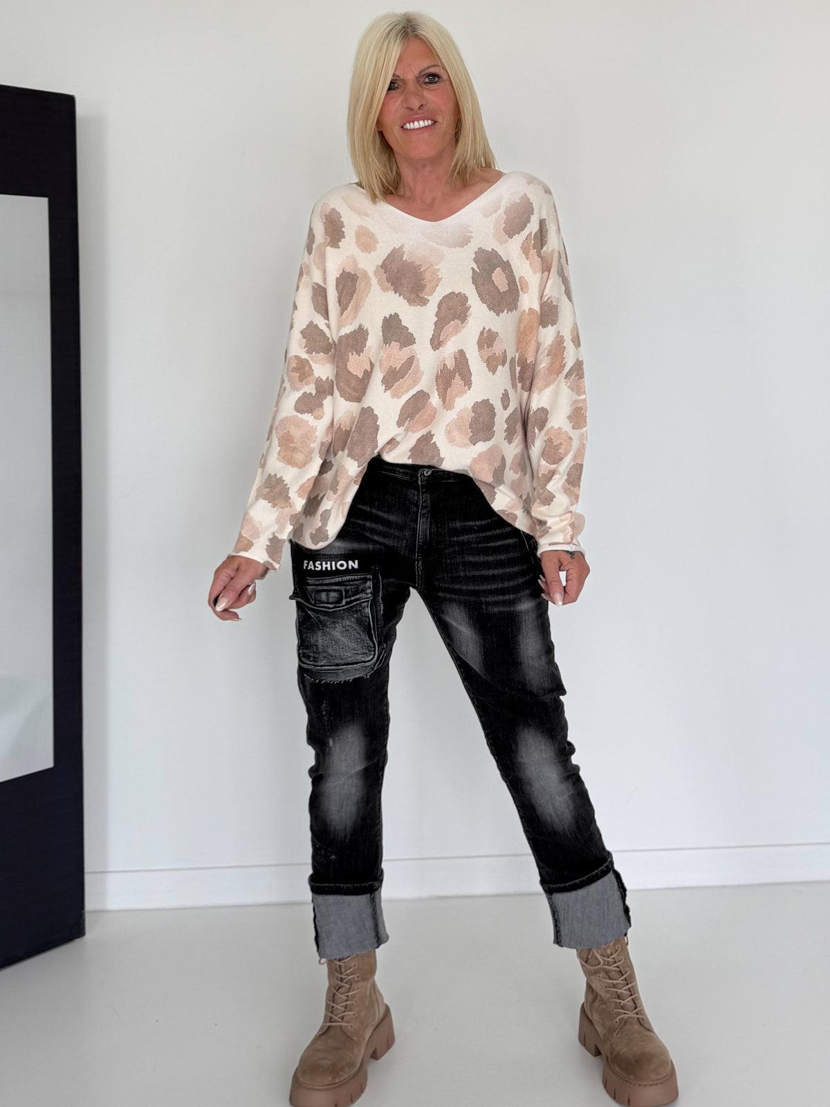 Pullover mit V-Ausschnitt und Leo-Print - leo-taupe