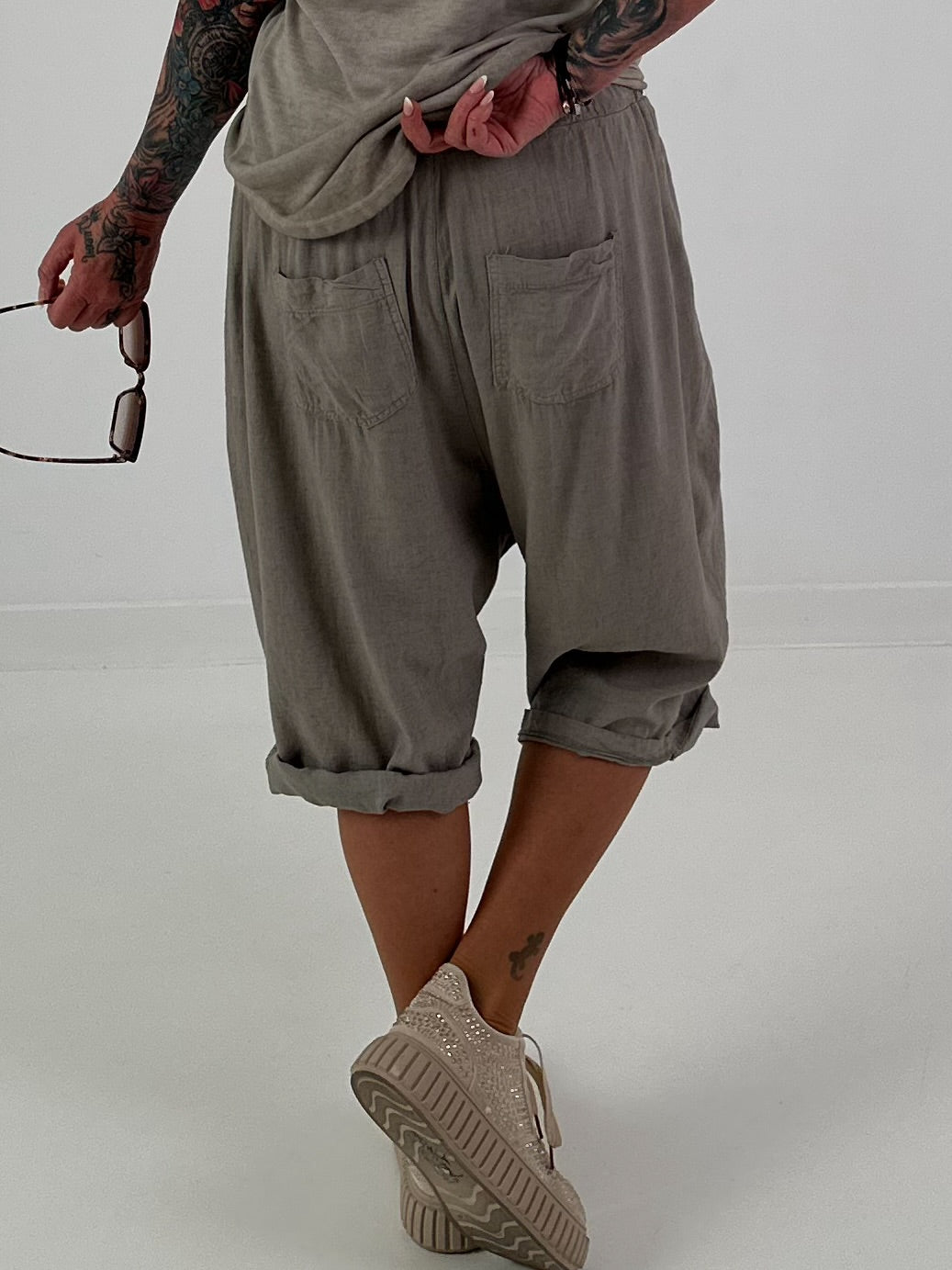 Kurze Leinen Baggy mit Überwurf und Paillettendetails - taupe