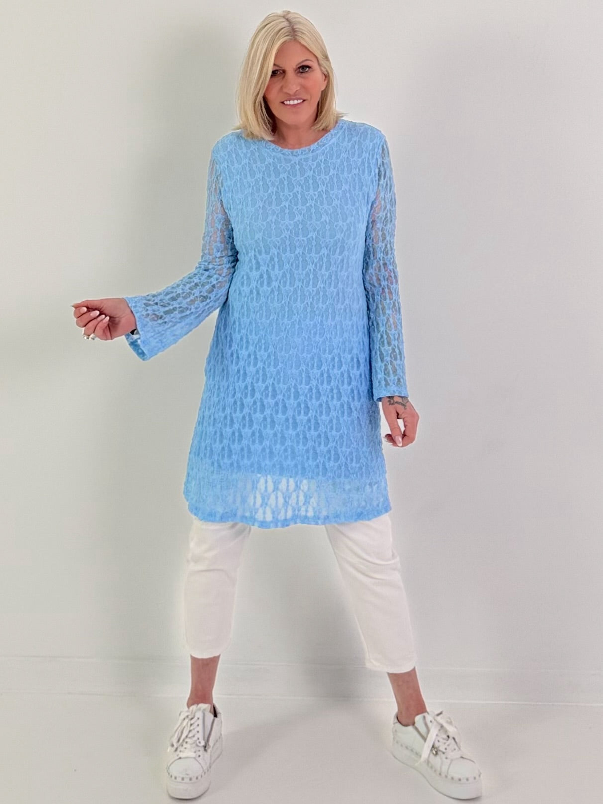 Spitzentunika/Kleid mit Eingriffstaschen - hellblau