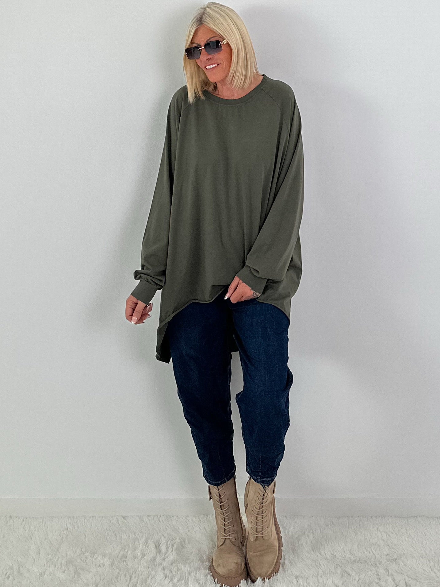 Oversized Shirt mit Statement Spruch auf dem Rücken - oliv