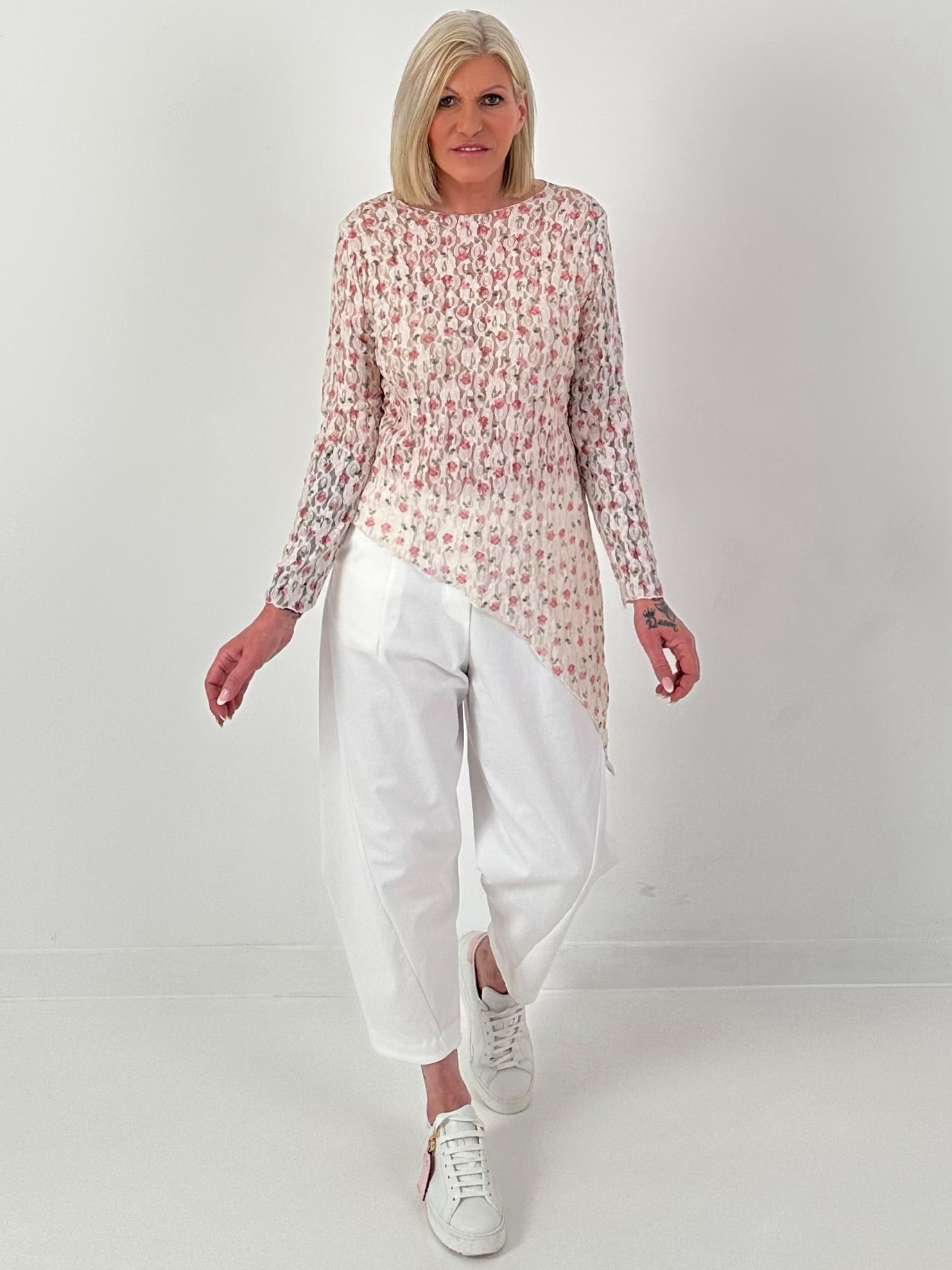 asymmetrisches Spitzenshirt mit Blumen - creme-rosa