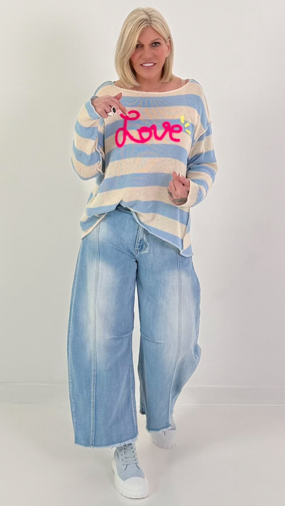 Gestreepte gebreide trui Love - lichtblauw en wit