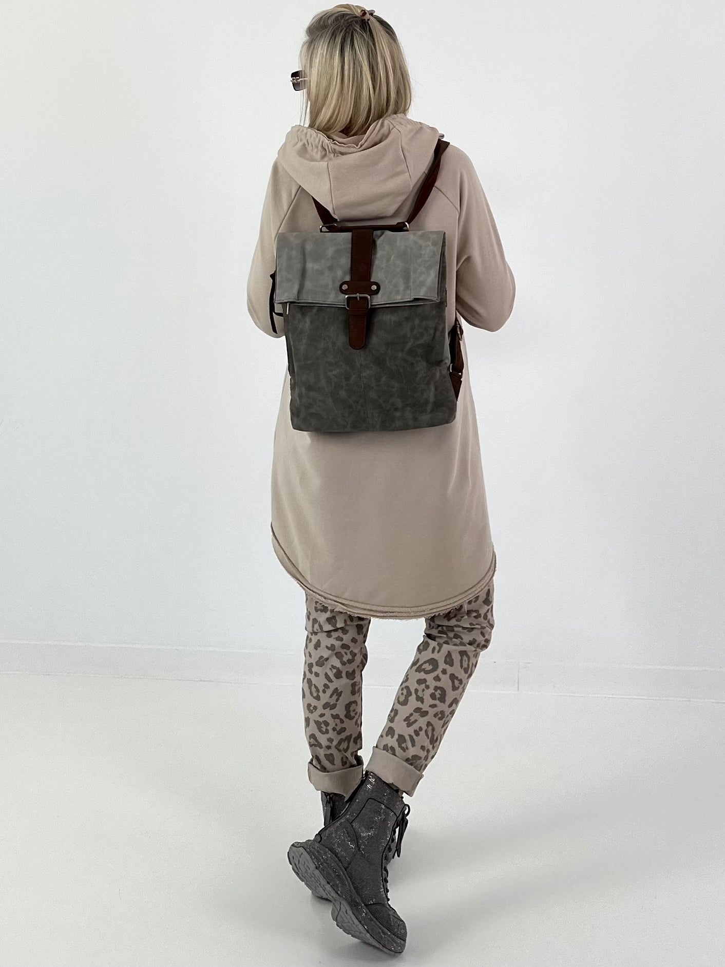 Casual long hoodie with thumbhole - beige