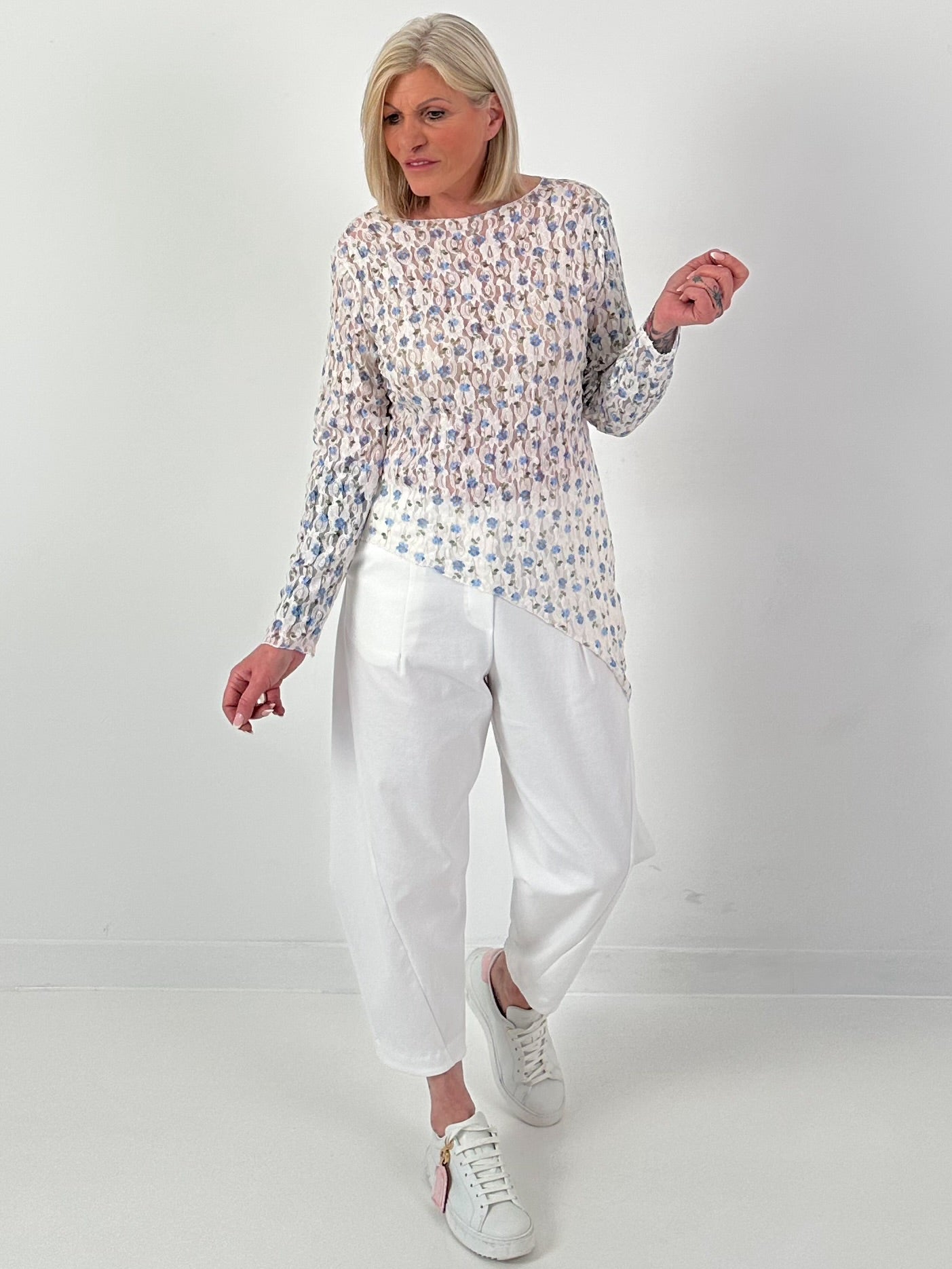 asymmetrisches Spitzenshirt mit Blumen - weiss-hellblau