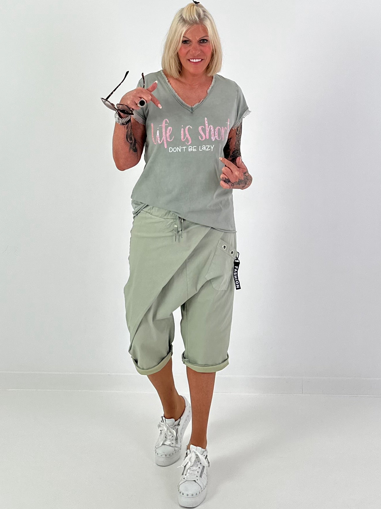 Kurze Baggy mit kleinen Ösen-Details - khaki