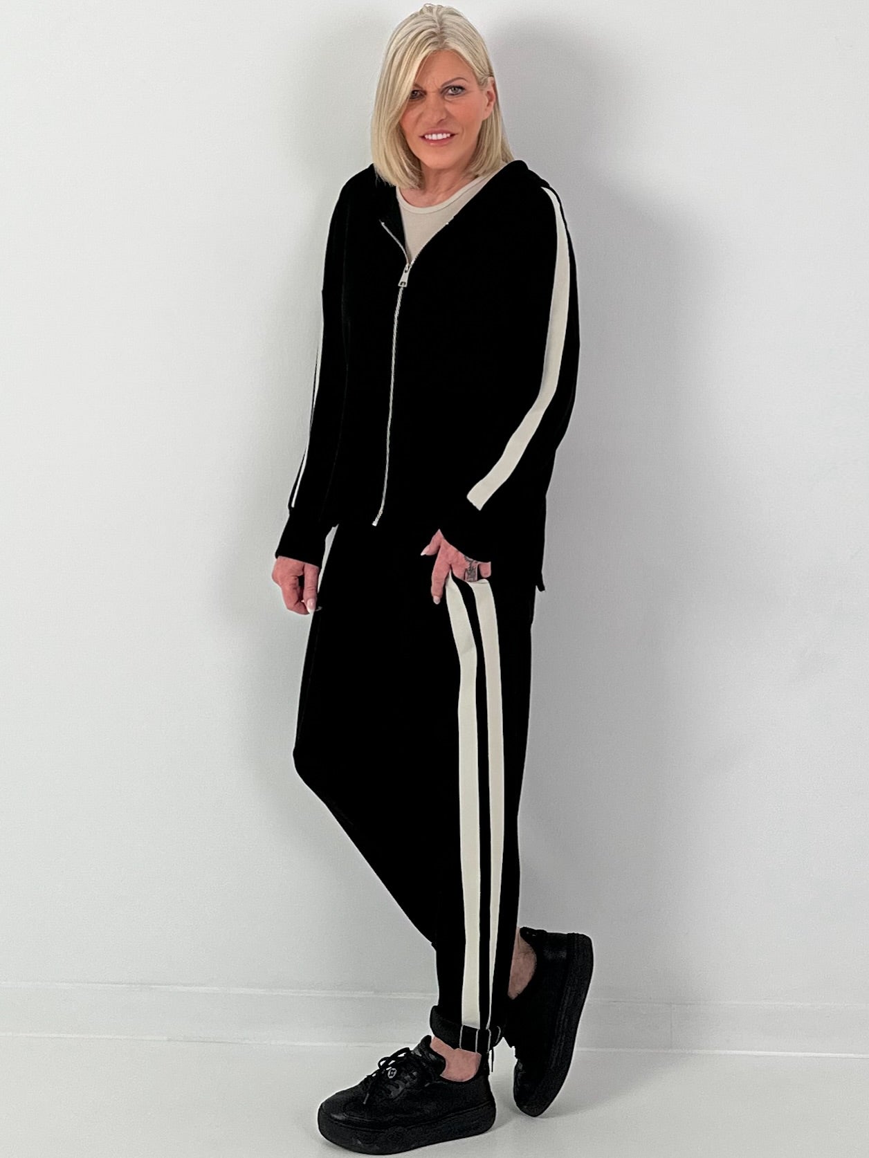 Sweat Baggy mit Streifen - schwarz