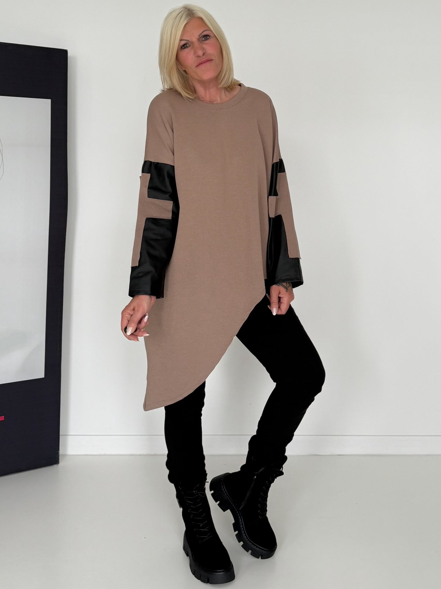 Asymmetrischer Sweater mit Kreuz- und Lederoptik-Details - taupe