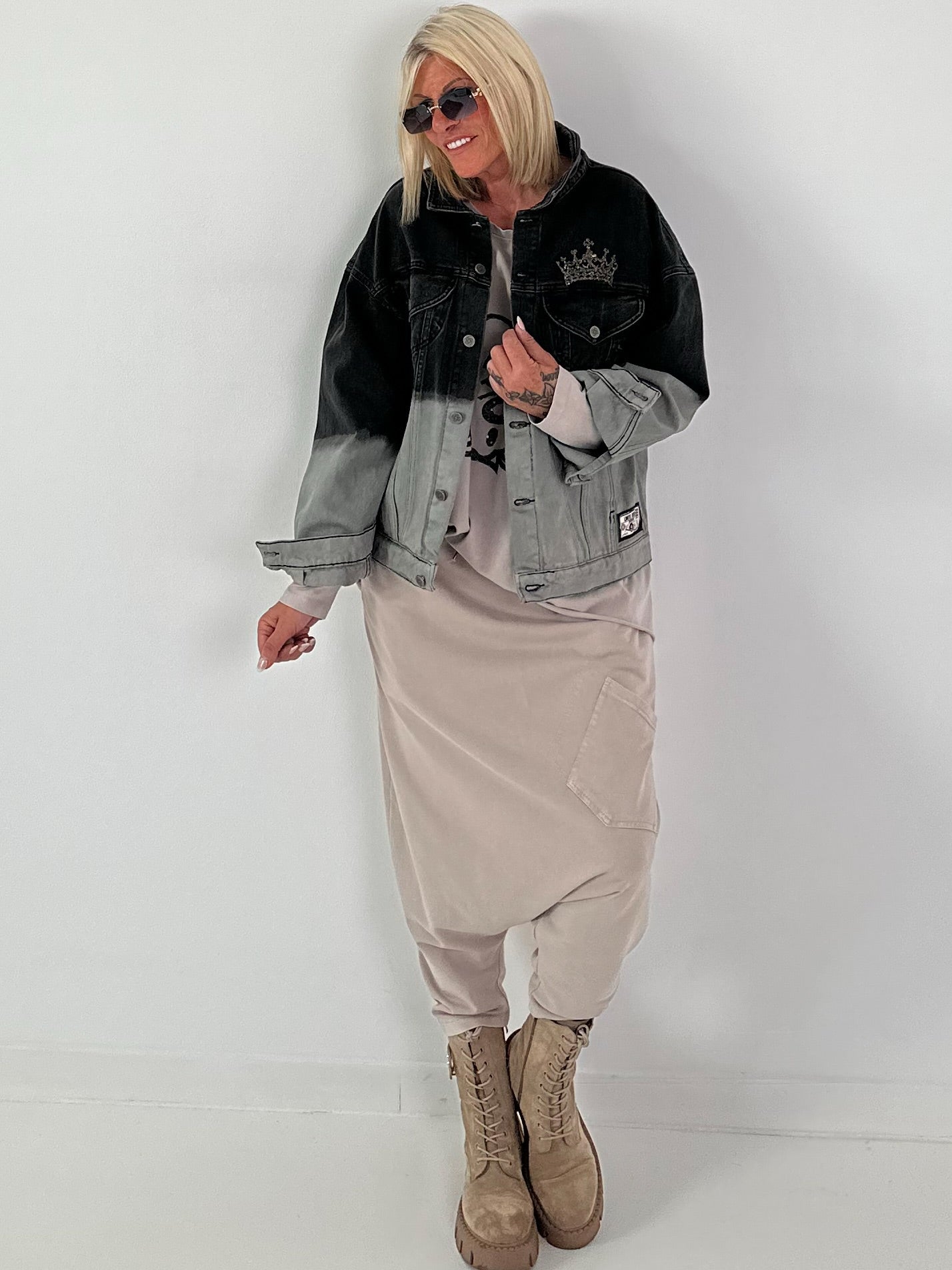 Stylische Jacke mit Farbverlauf und großem Rückenpatch - schwarz - grau