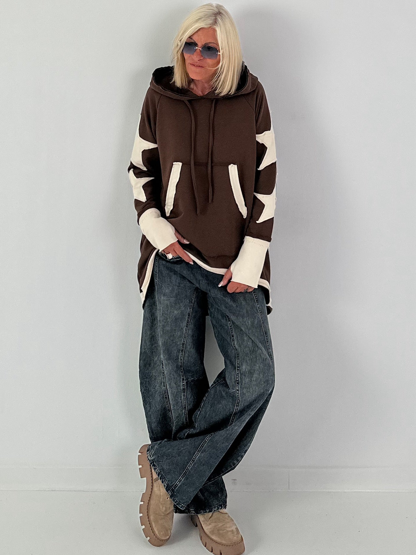 Casual long hoodie with thumb holes and trendy star elements - chocolate