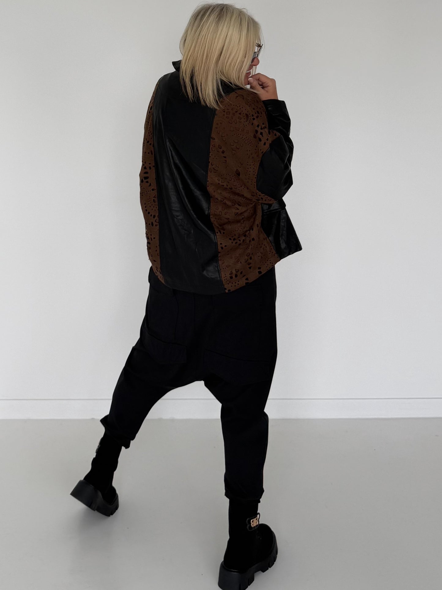 Jacke in Lederoptik mit Cut-Out Muster - schwarz-camel