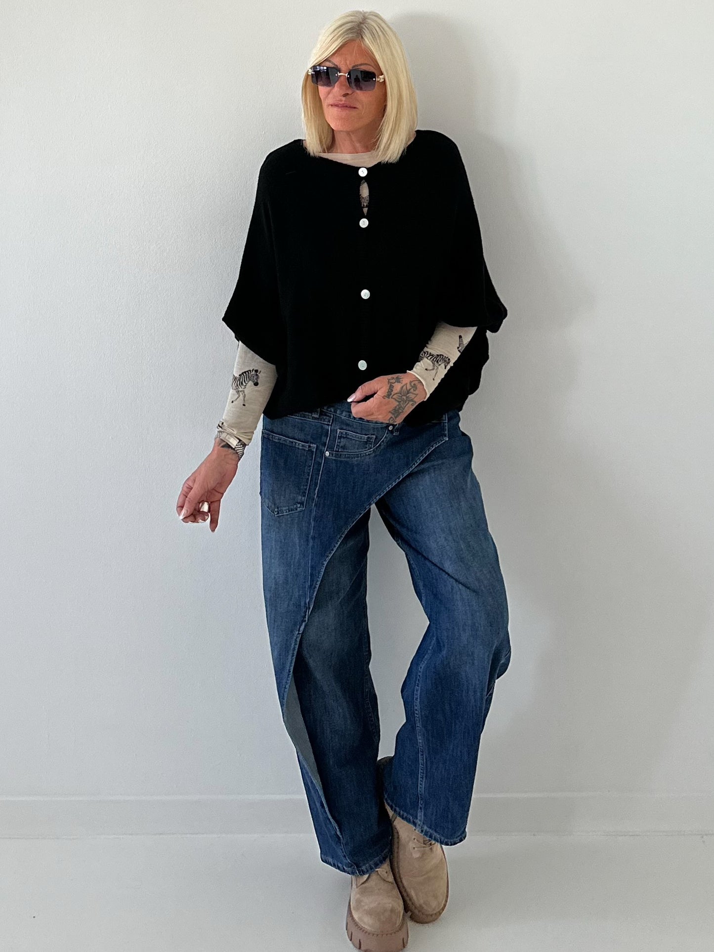 Oversized knitted cardigan with sophisticated details - black