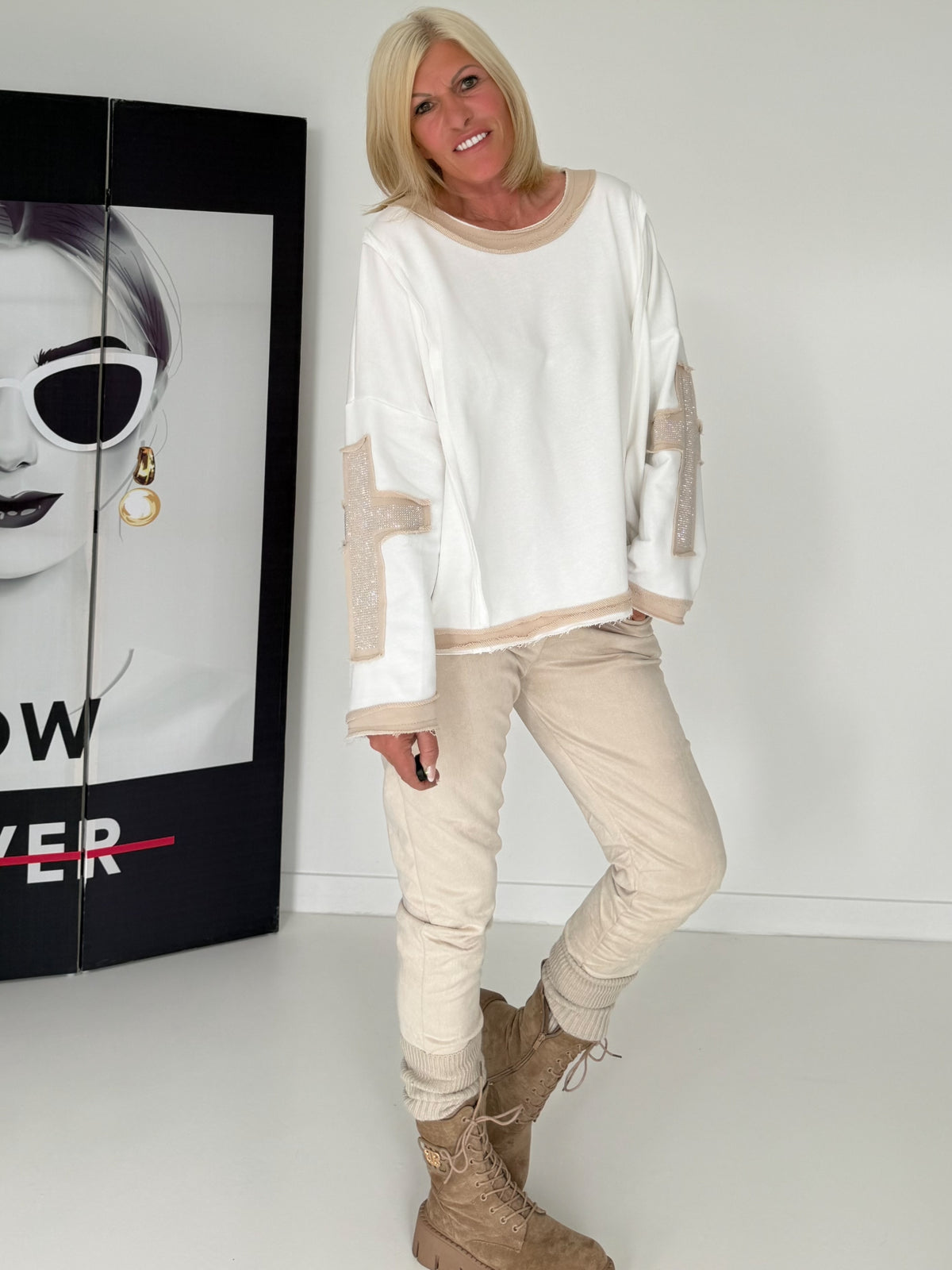 Oversized Sweater mit Strasskreuz - ecru-beige