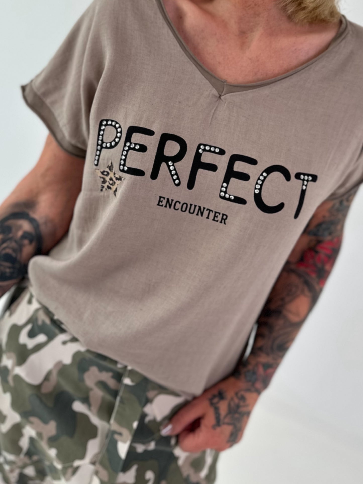 T-Shirt in edlem Materialmix - taupe