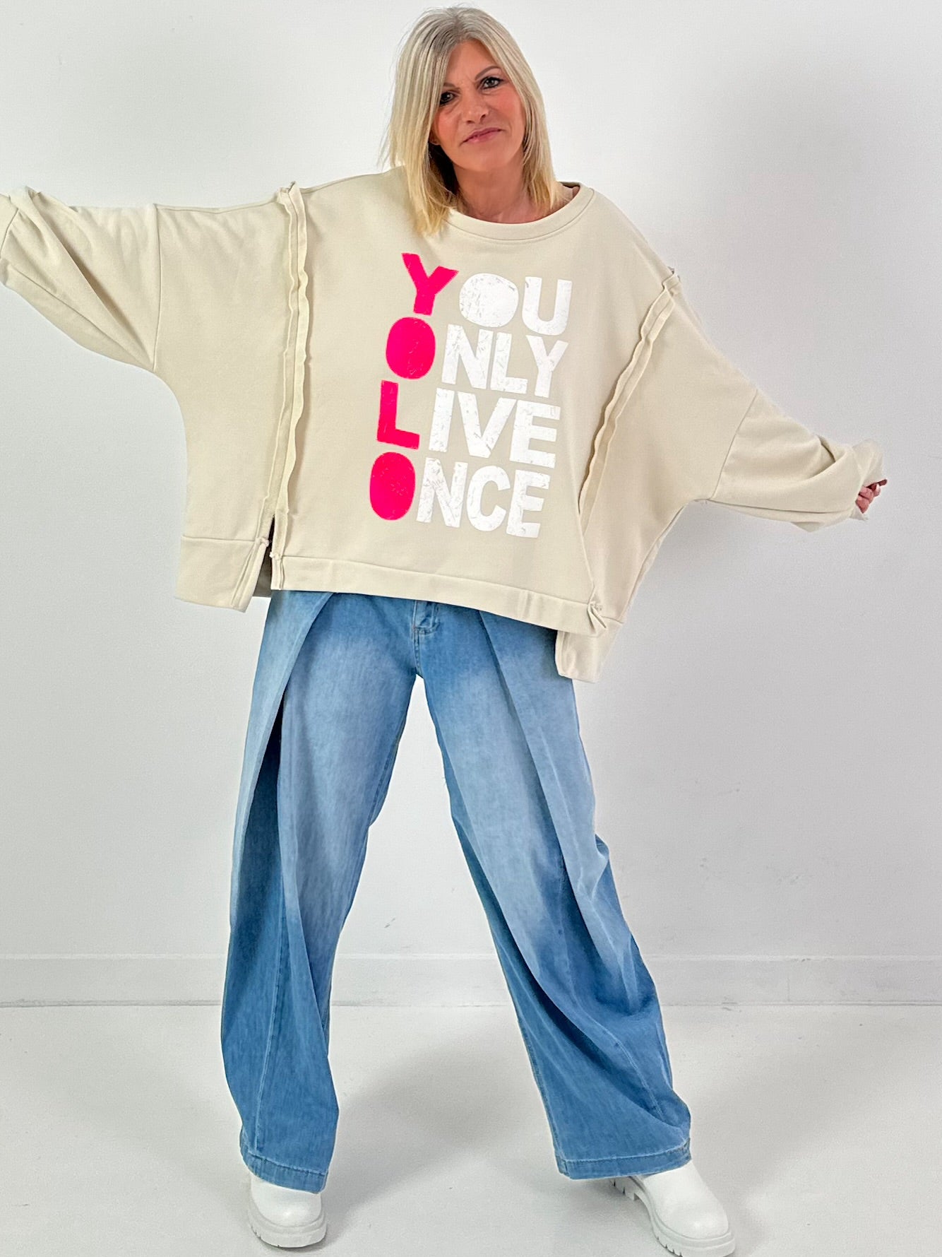 Sweatshirt Modell "YOLO" - beige