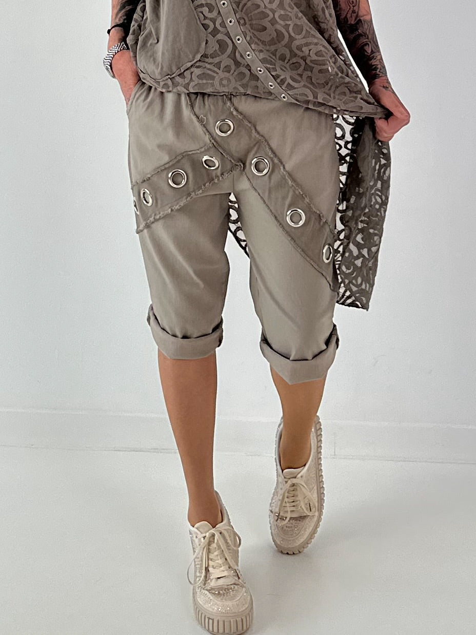Kurze Hose mit Jeanselementen und Ösen - taupe