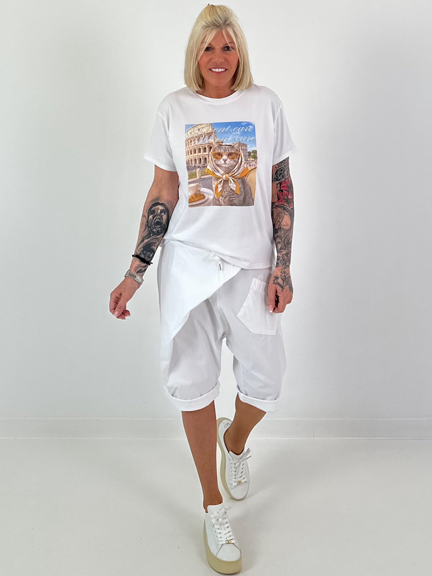 Kurze Baggy mit seitlichem Überwurf - weiss