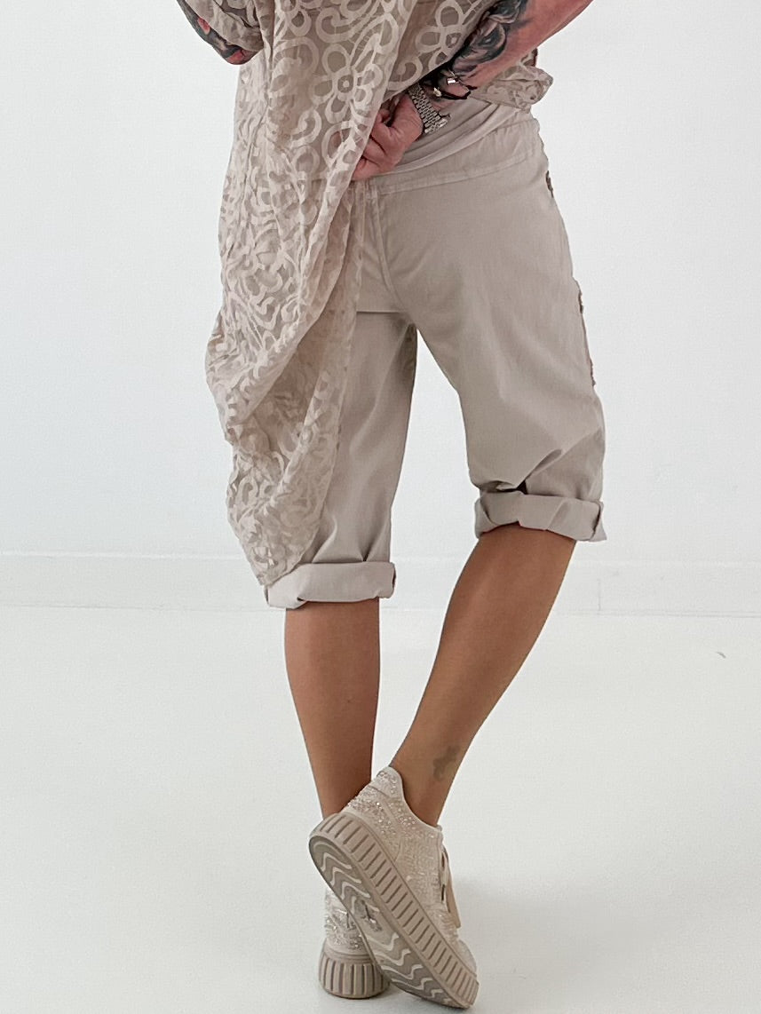 Kurze Hose mit Jeanselementen und Ösen - beige