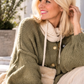 Kuschelige Oversized Strickjacke mit Außennähten - oliv