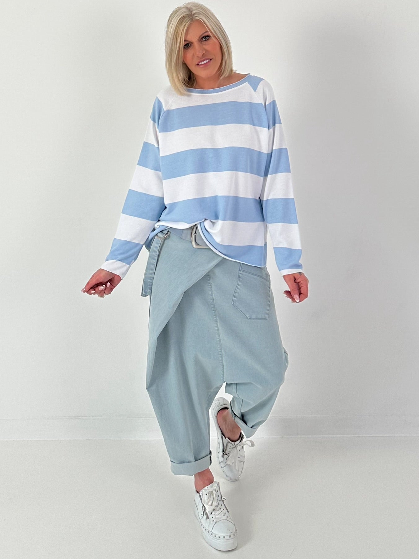 Sweater mit Blockstreifen - hellblau-weiss