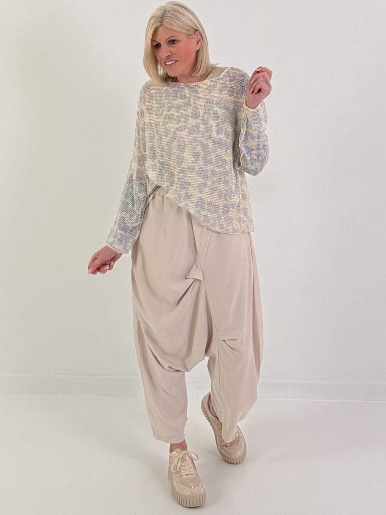 Netzpulli mit Leo-Muster - creme-hellblau