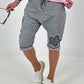 Kurze Baggy mit Häkelblumen und Pailletten - grau