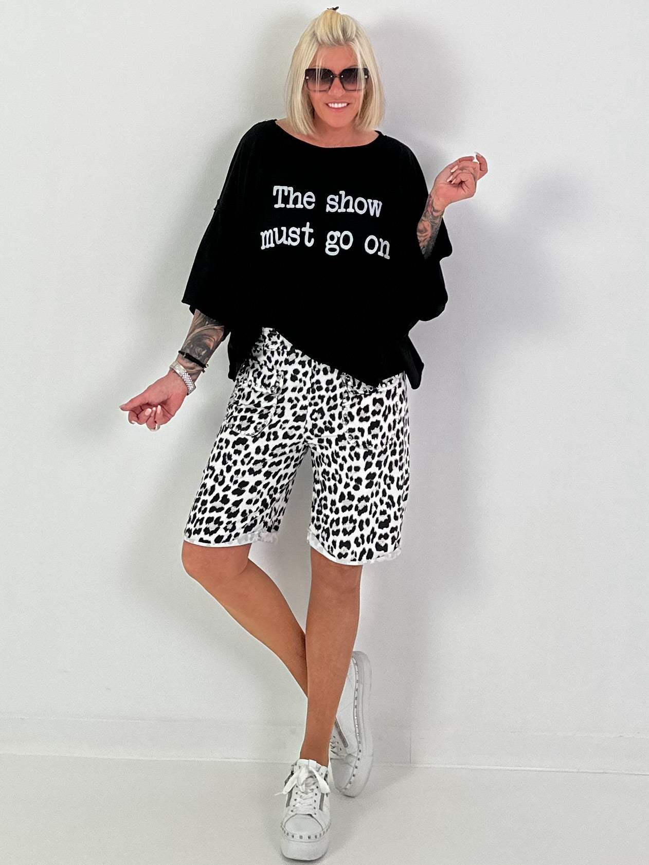 Oversized Shirt Show Must Go On - schwarz