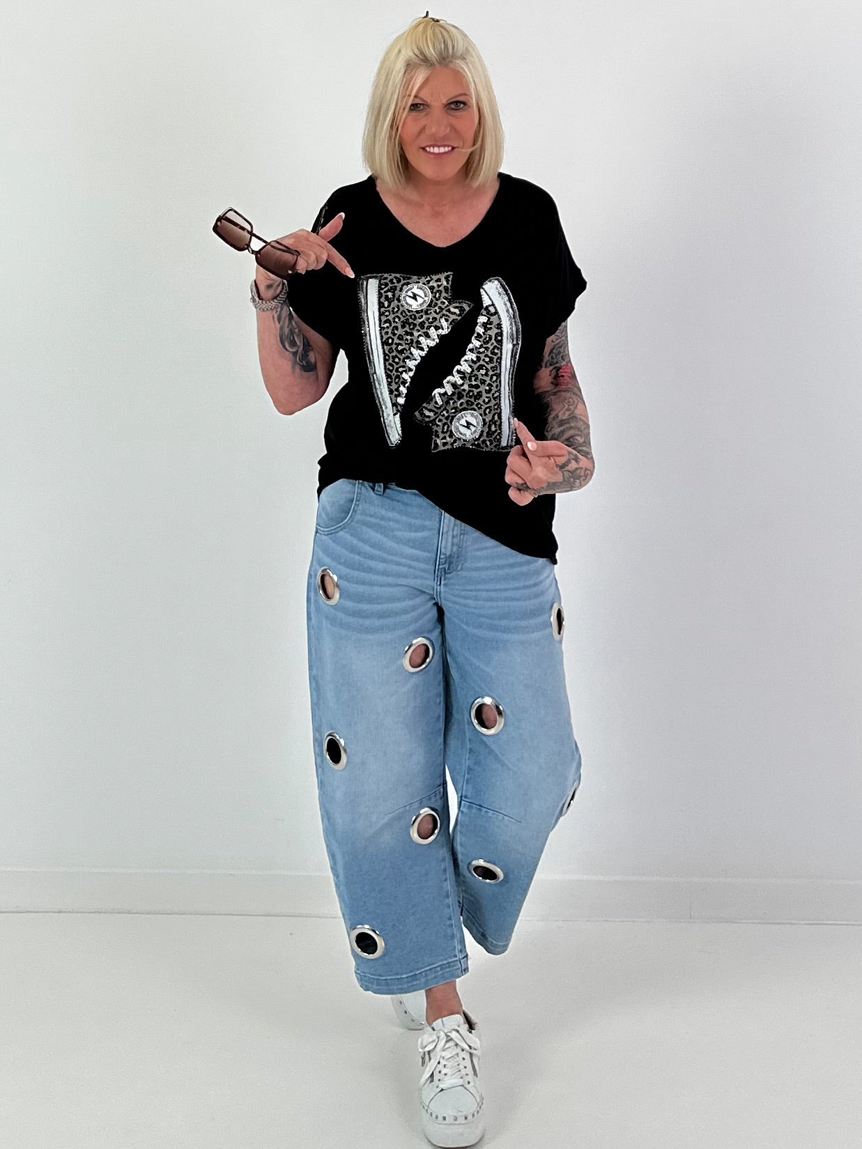 T-Shirt mit Leo Schuhprint - schwarz