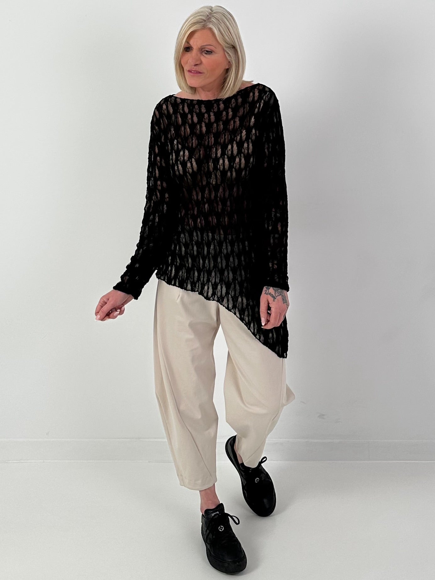 Asymmetrisches Spitzenshirt mit Muster - schwarz