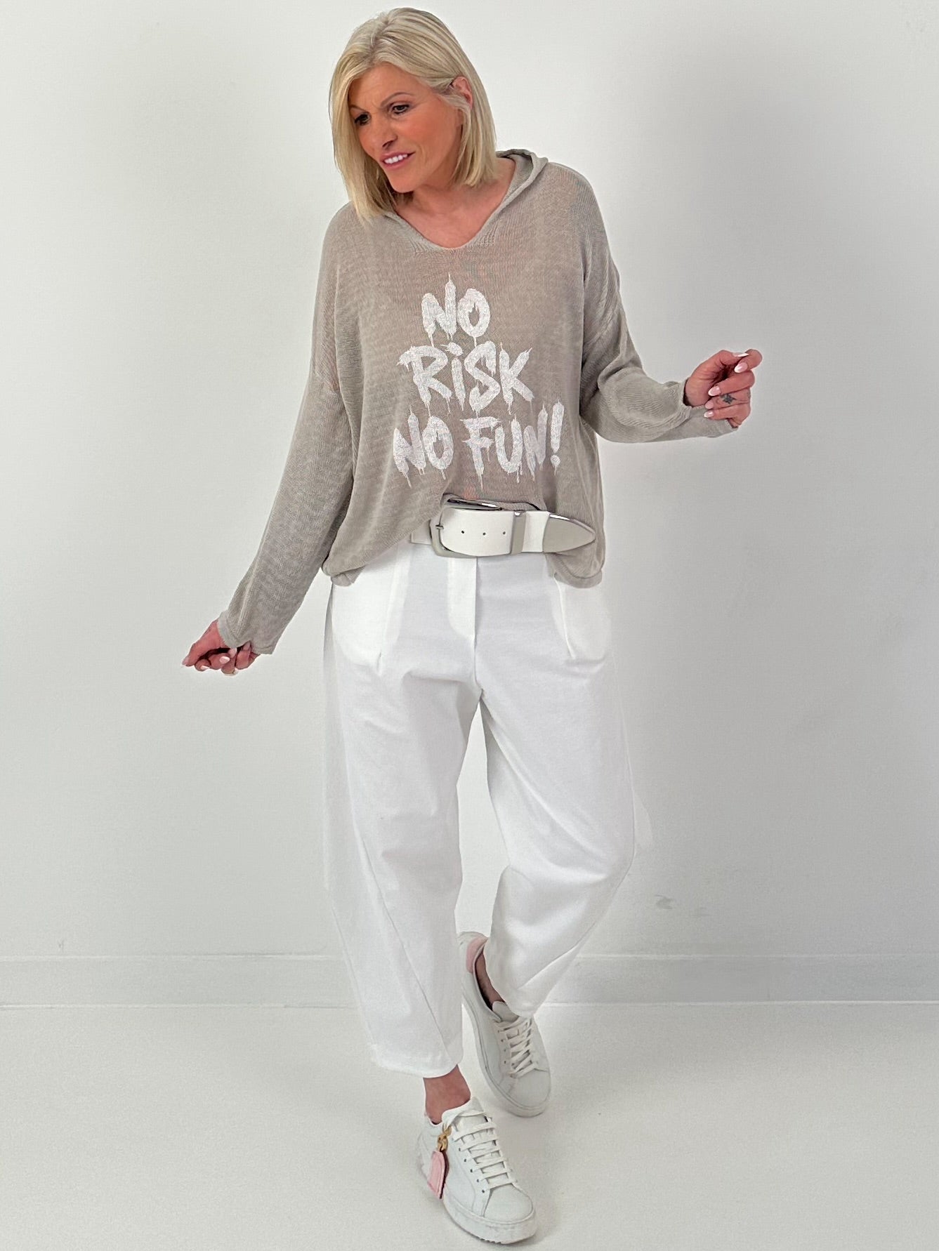 Leichter Strickpulli mit Kapuze No Risk No Fun - beige