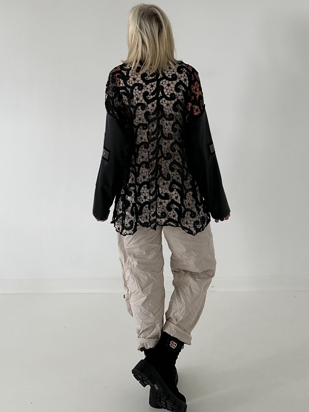 Stylisches oversized Spitzenshirt mit Details Kreuz - schwarz