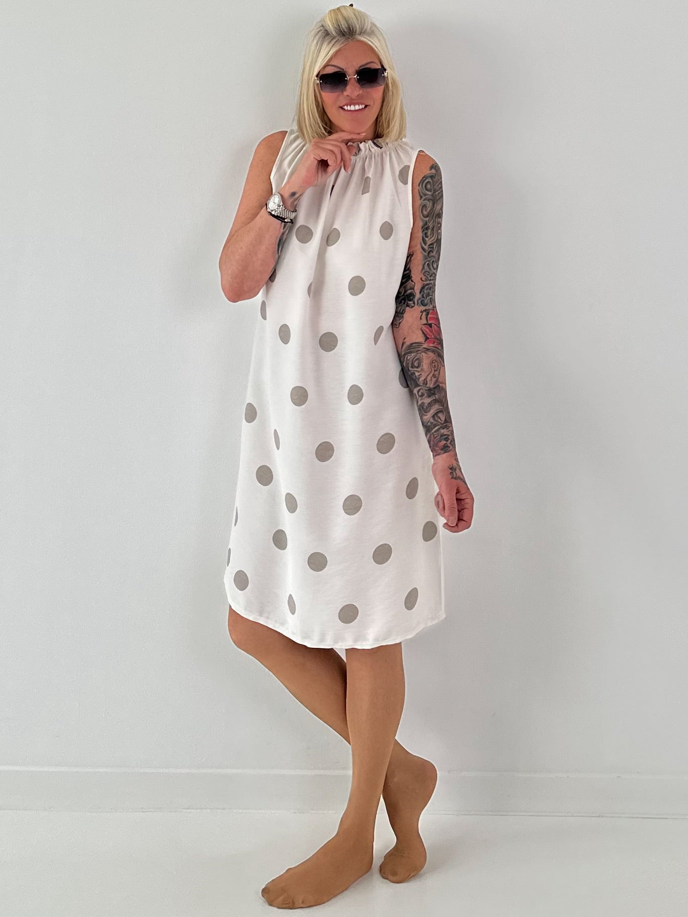 Tupfen Kleid mit Rüschenkragen - beige