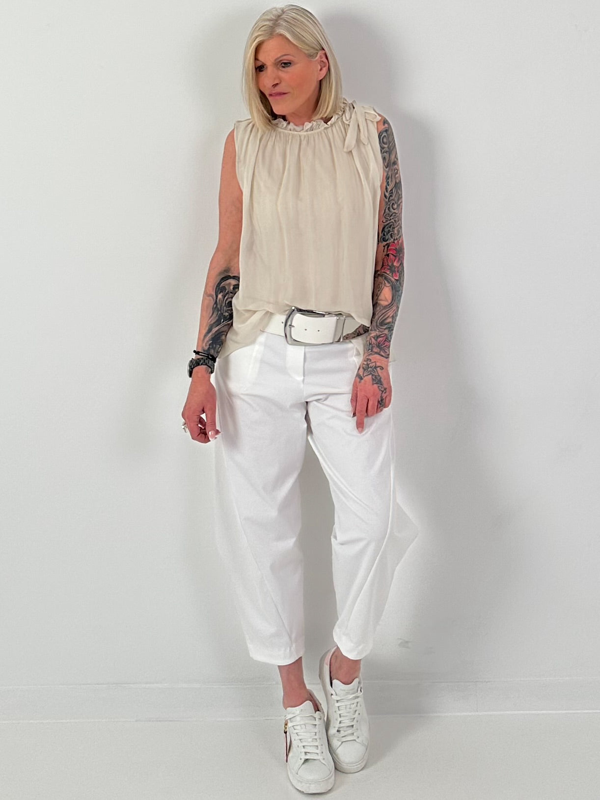 Seidentop mit Rüschenkragen und Schleife - beige