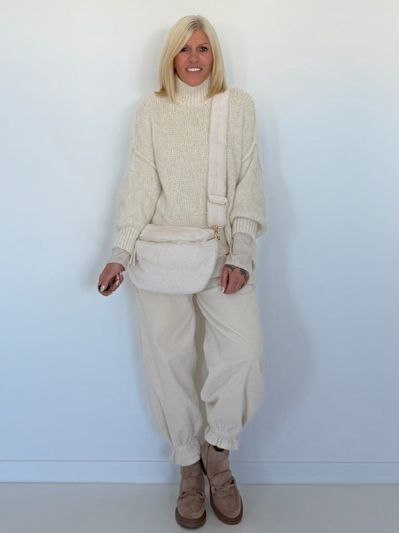 Weicher Grobstrickpullover mit Stehkragen - beige