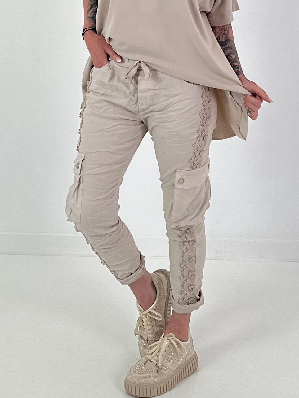 Trousers with crochet flowers and patch pockets - beige