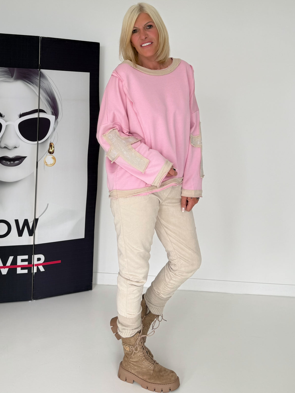 Oversized Sweater mit Strasskreuz - rosa-beige