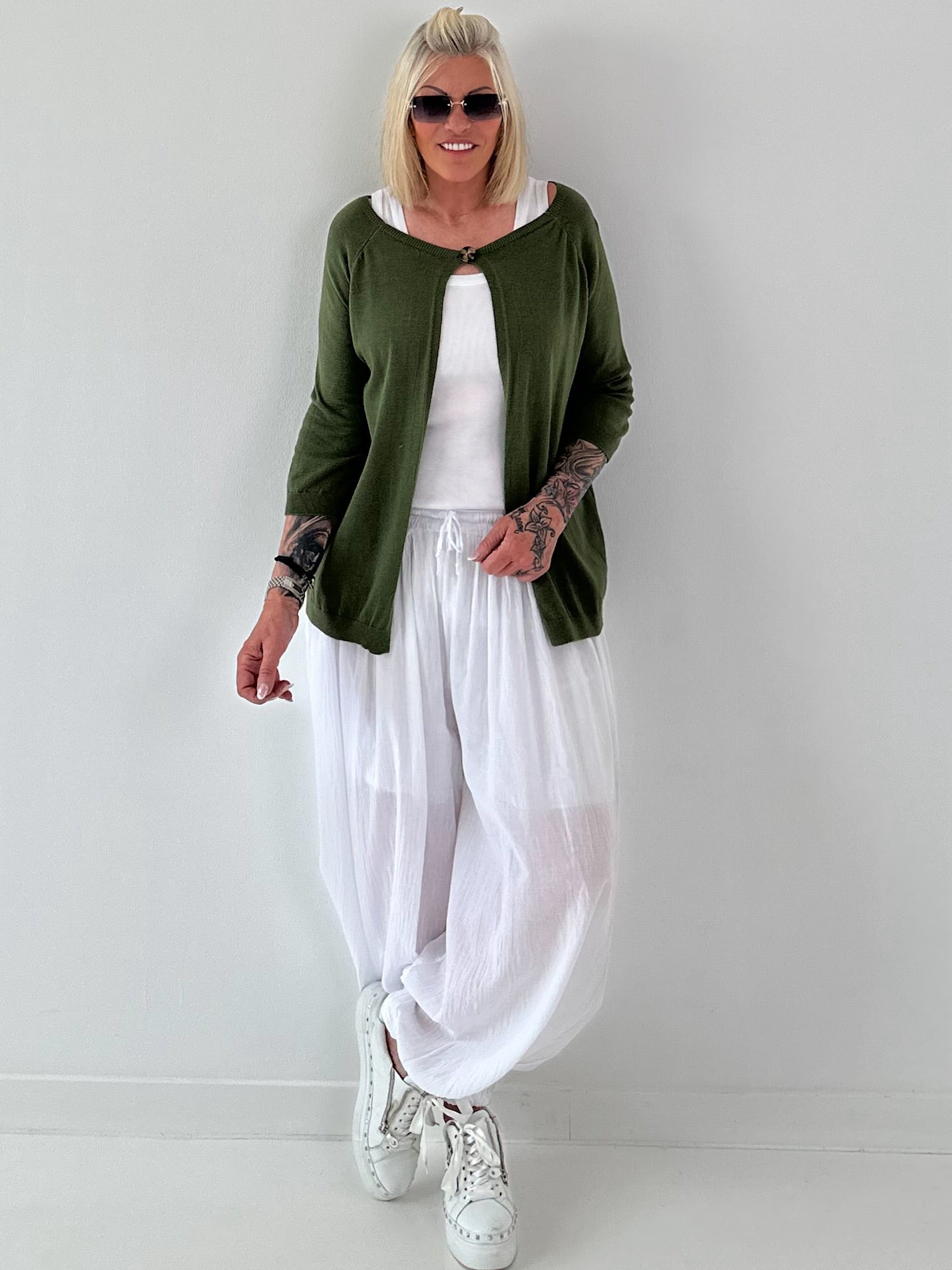 Leichte Feinstrickjacke mit Knopf- oliv