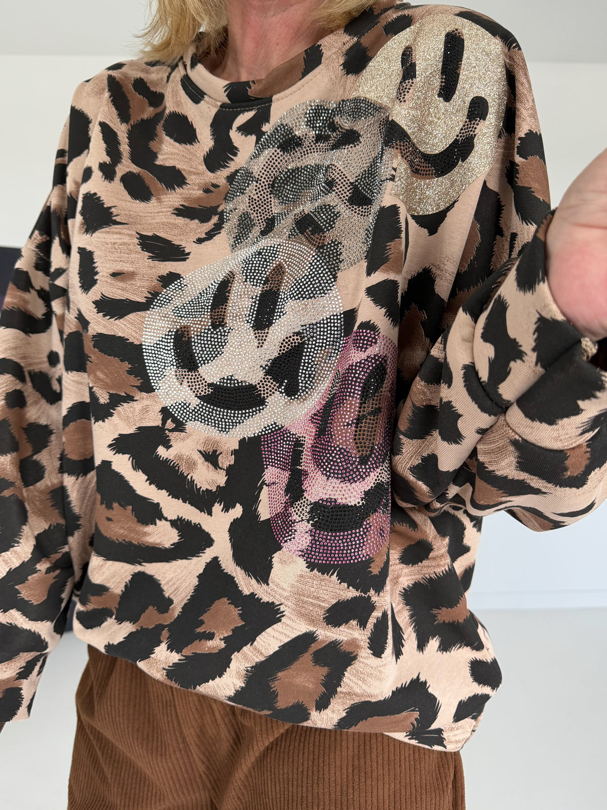 Sweater im Allover-Leo-Print mit Strass- und Glitzer Smileys - beige-mehrfarbig